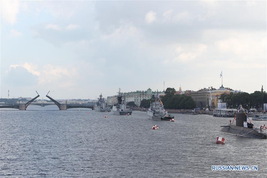 В День Военно-морского флота России в Санкт-Петербурге прошел парад боевых кораблей