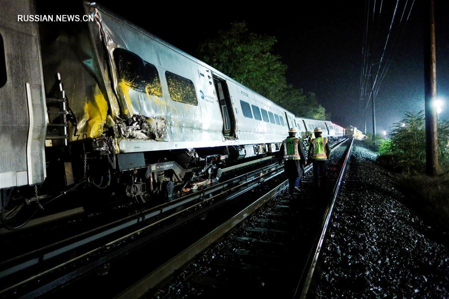 При сходе с рельсов поезда в штате Нью-Йорк пострадали десятки человек