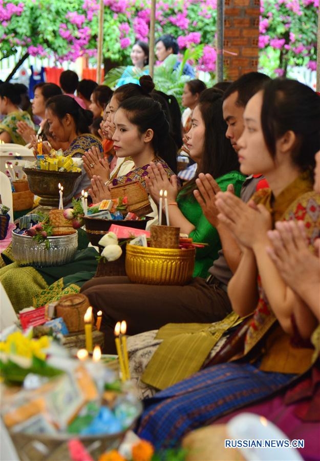 Лаосцы отмечают праздник Ок Пханса