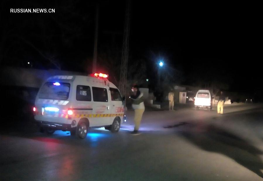 Не менее 20 человек получили ранения при атаке боевиков на полицейскую академию в  Пакистане 