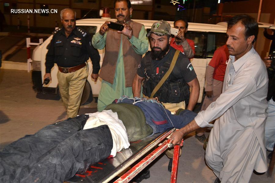 Не менее 20 человек получили ранения при атаке боевиков на полицейскую академию в  Пакистане 