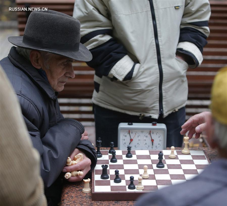 Киевские пенсионеры в парке Шевченко