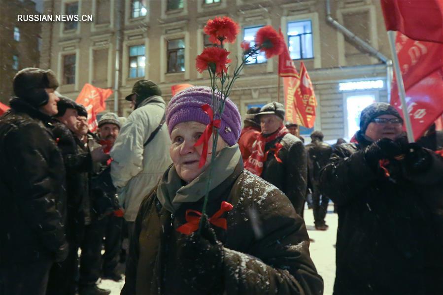 В Петербурге отметили 99-ю годовщину Октябрьской революции