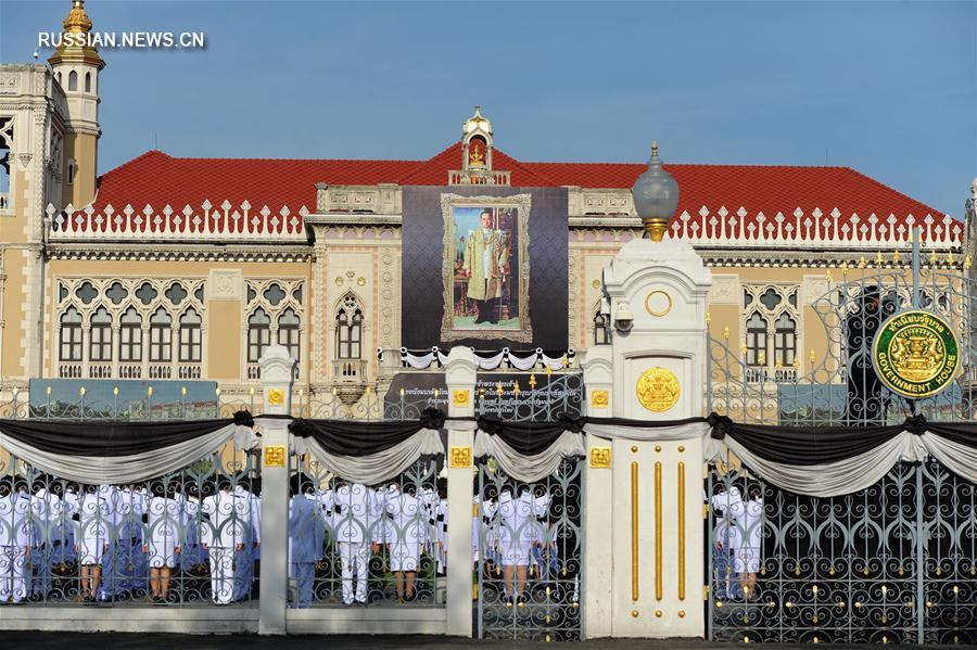 Жители Таиланда почтили память покойного короля пением гимна