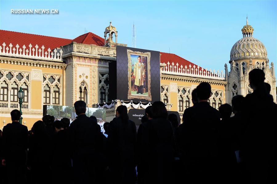 Жители Таиланда почтили память покойного короля пением гимна