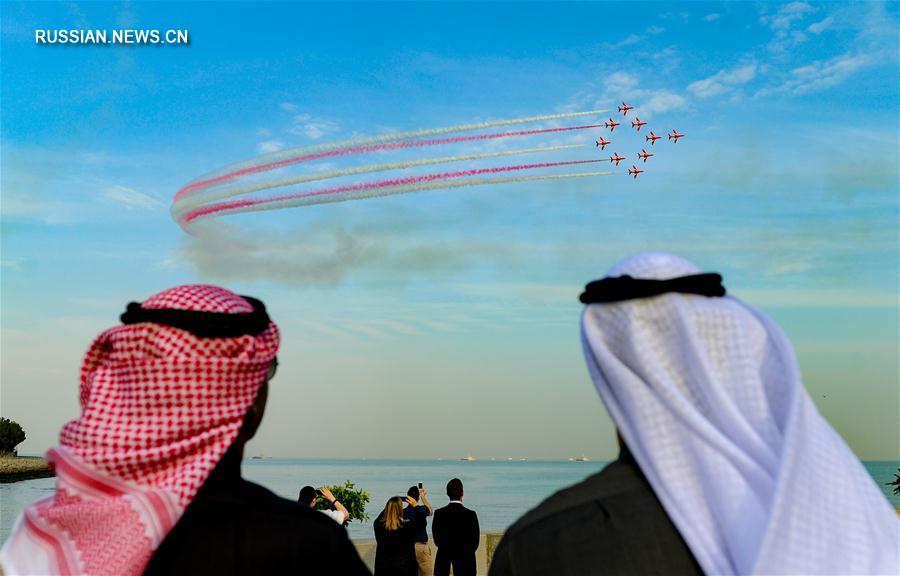 Показательный полет пилотажной группы Великобритании "Красные стрелы" в Кувейте