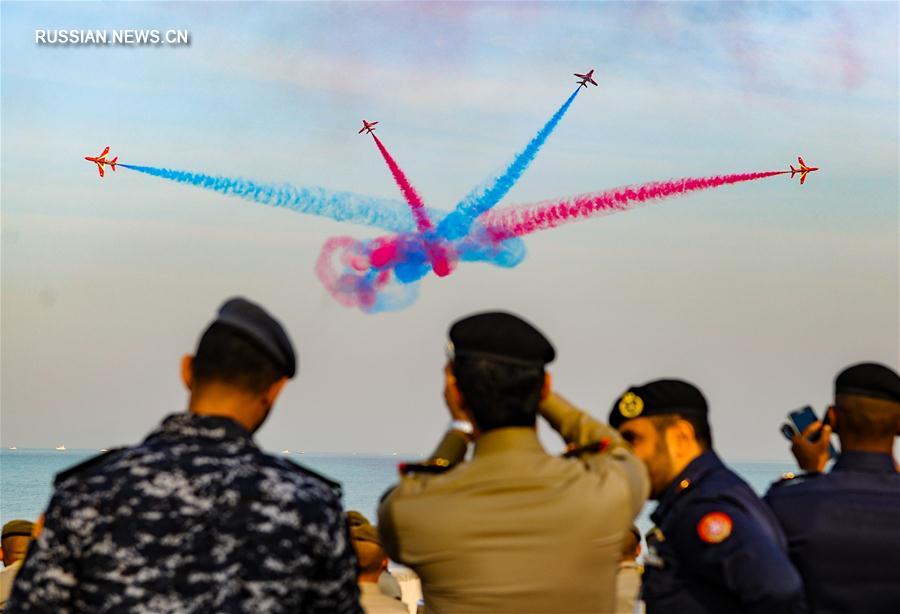 Показательный полет пилотажной группы Великобритании "Красные стрелы" в Кувейте
