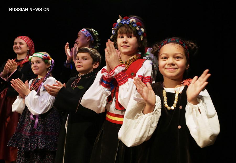 В Киеве состоялся показ национальной праздничной одежды для детей