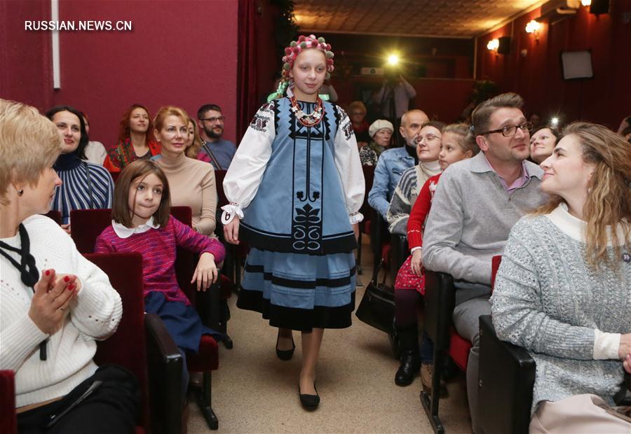 В Киеве состоялся показ национальной праздничной одежды для детей