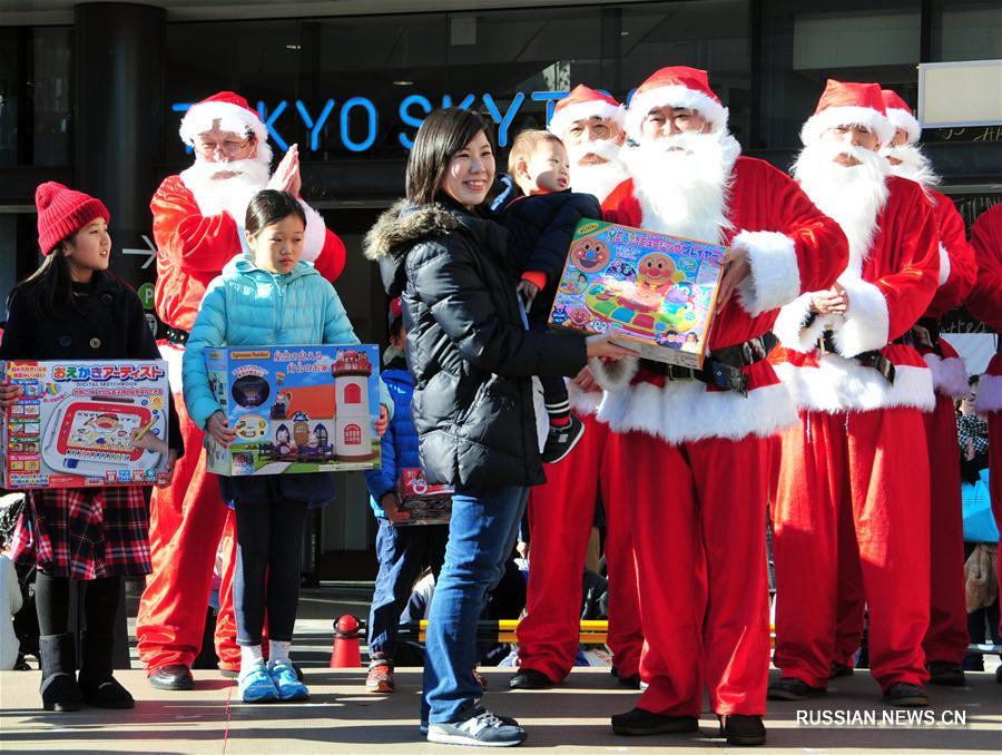 Шоу Санта-Клаусов в Токио