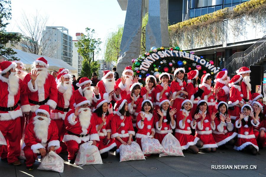 Шоу Санта-Клаусов в Токио