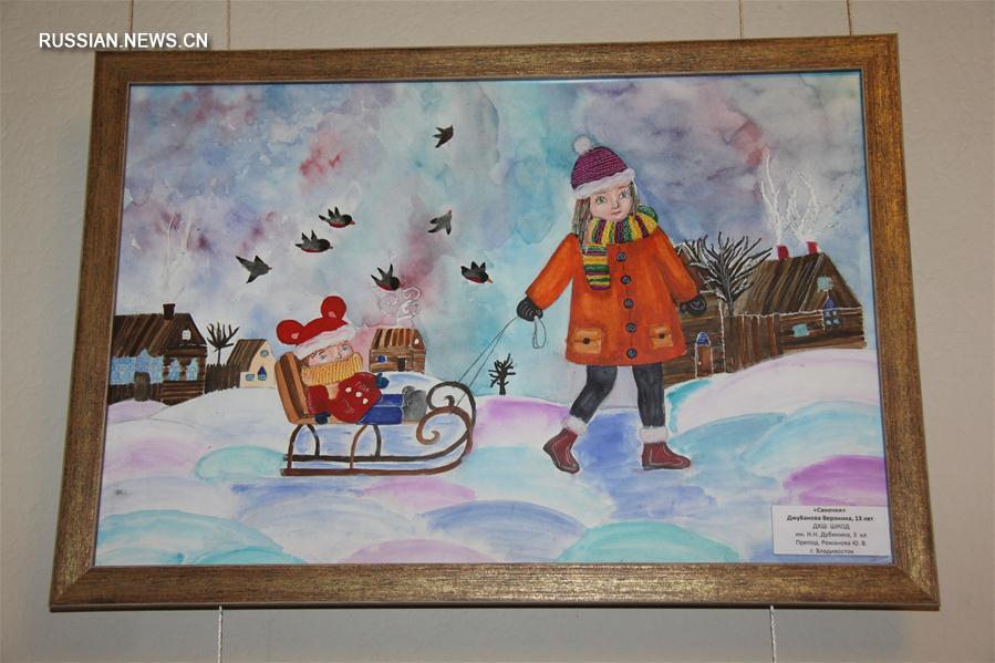 Во Владивостоке открылась выставка детских новогодних рисунков 