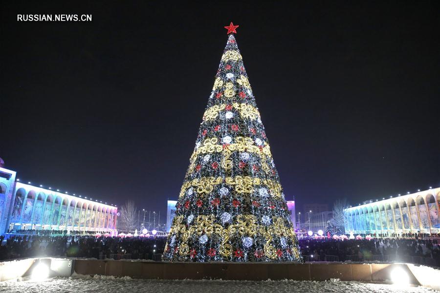 В Бишкеке зажгли огни на главной елке страны