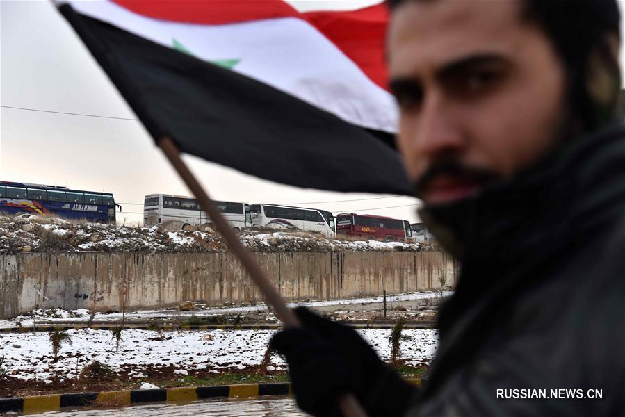 Последняя группа антиправительственных боевиков и их родных начала эвакуацию из сирийского Алеппо