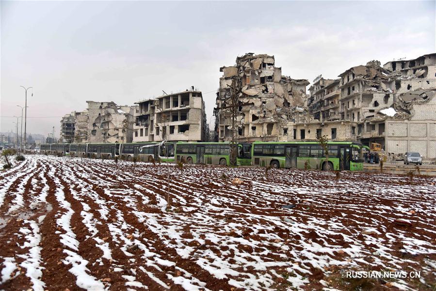 Последняя группа антиправительственных боевиков и их родных начала эвакуацию из сирийского Алеппо