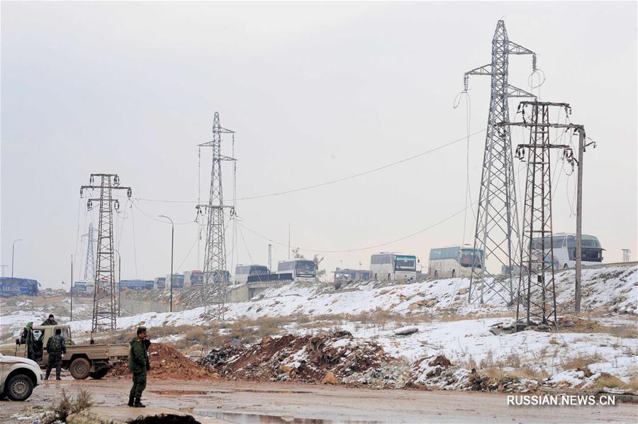 Последняя группа антиправительственных боевиков и их родных начала эвакуацию из сирийского Алеппо