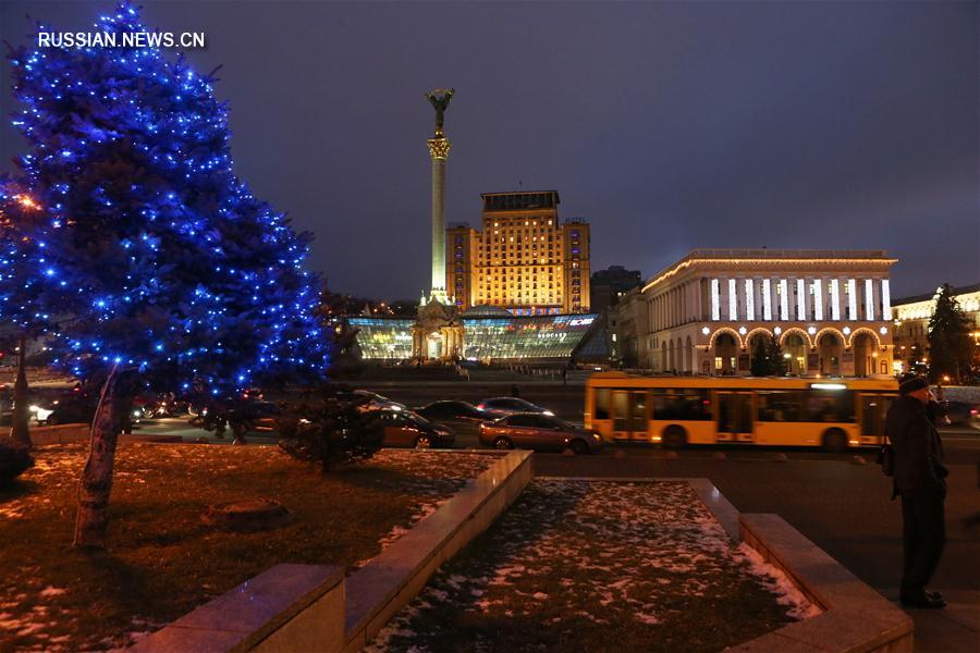 Центр Киева украсили к новогодним праздникам