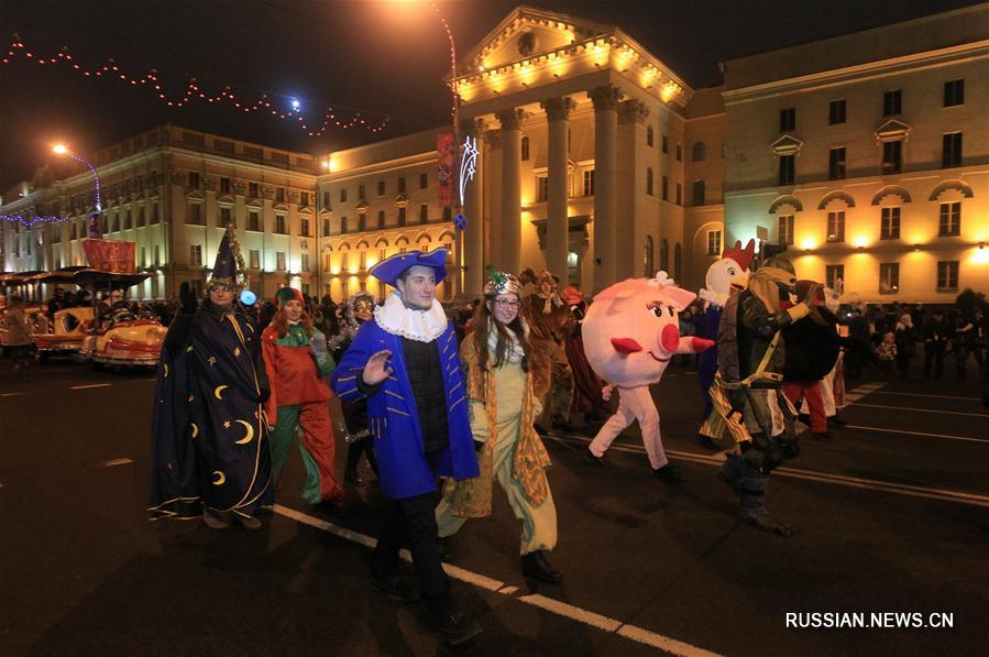 Театрализованное шествие Дедов Морозов и Снегурочек в Минске