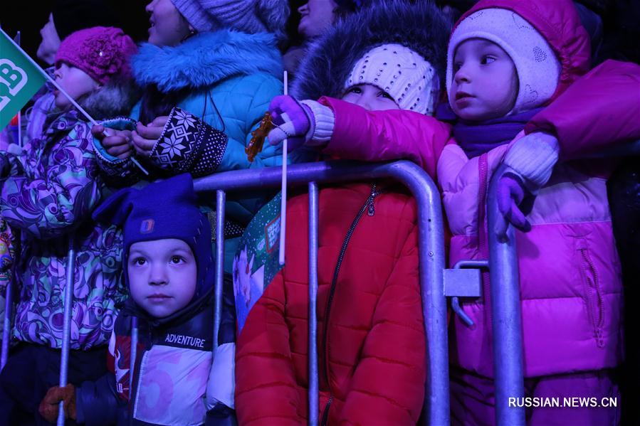 Всероссийский Дед Мороз зажег главную елку Санкт-Петербурга
