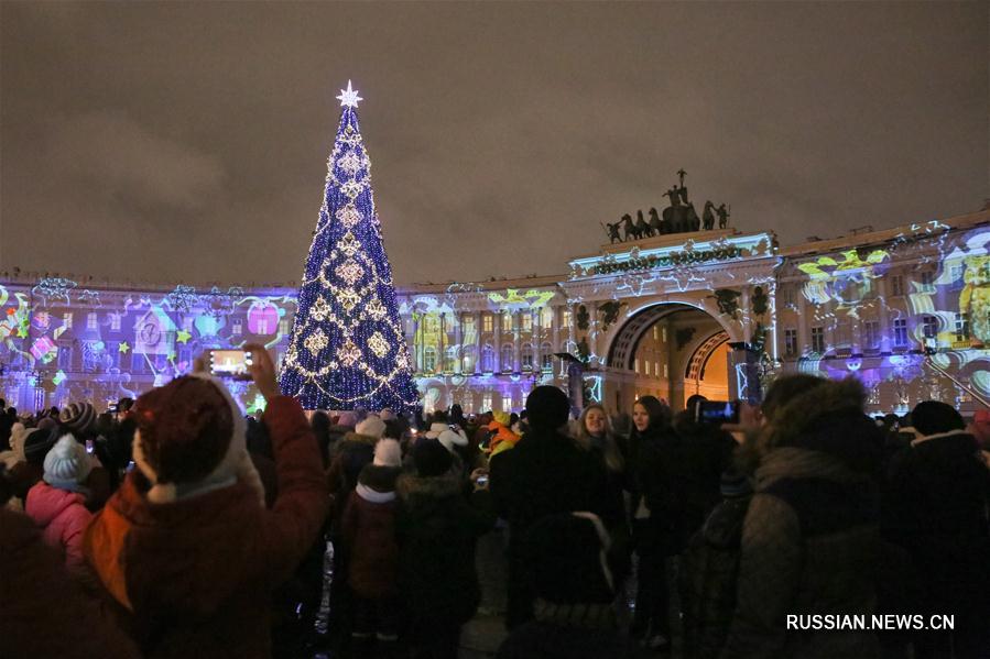Всероссийский Дед Мороз зажег главную елку Санкт-Петербурга