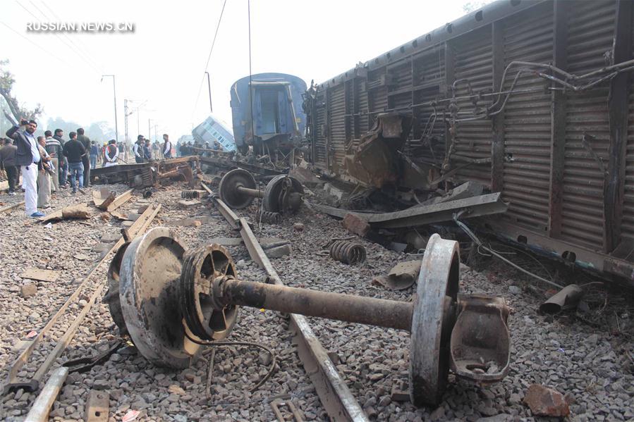 В Индии с рельсов сошел поезд, два человека погибли