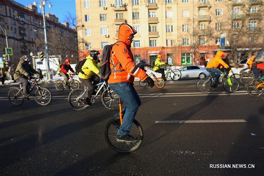 В Москве прошел зимний велопарад