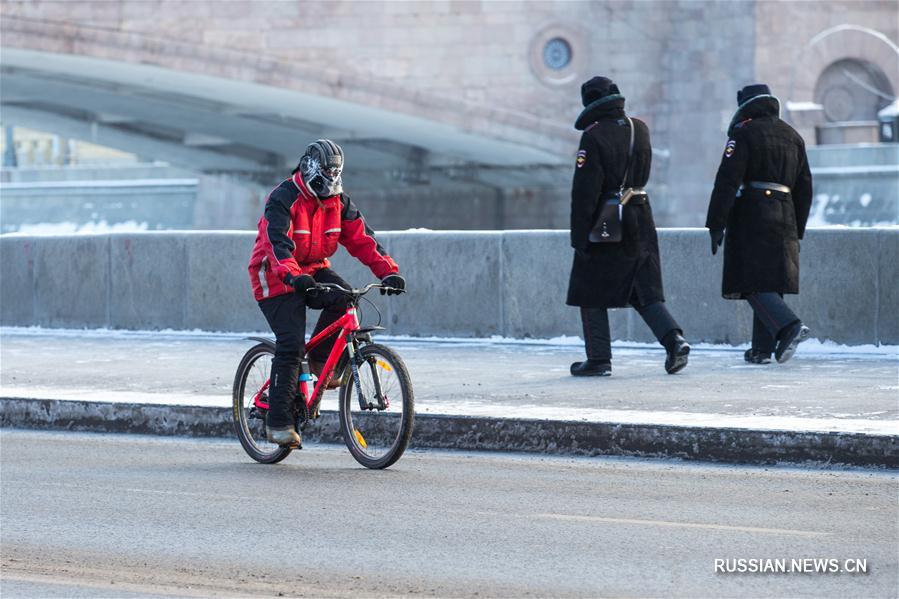 В Москве прошел зимний велопарад