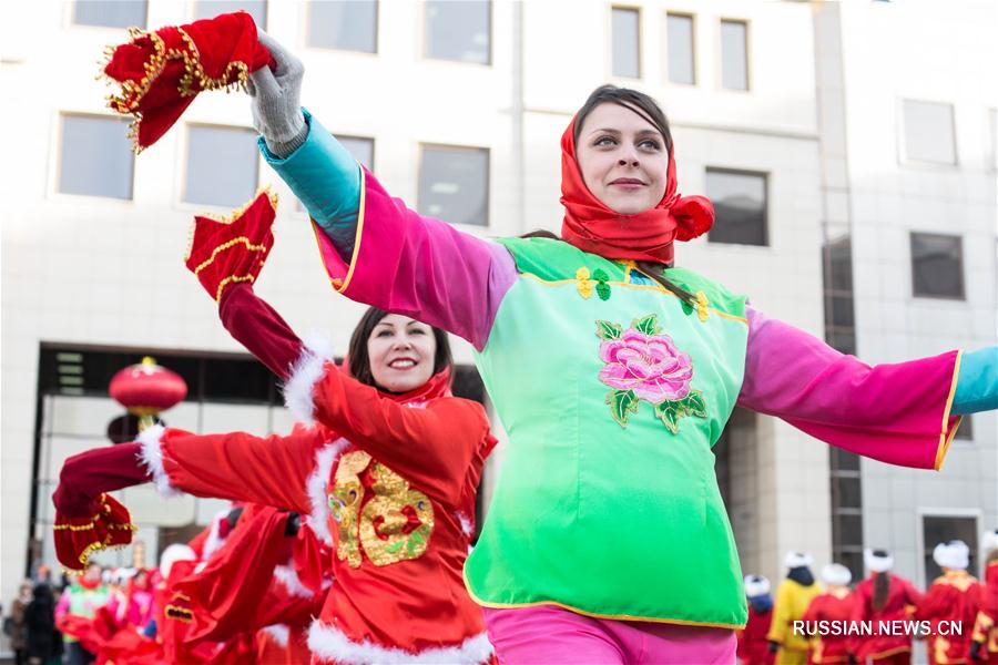 В честь китайского праздника Весны в Москве исполнили танец янгэ