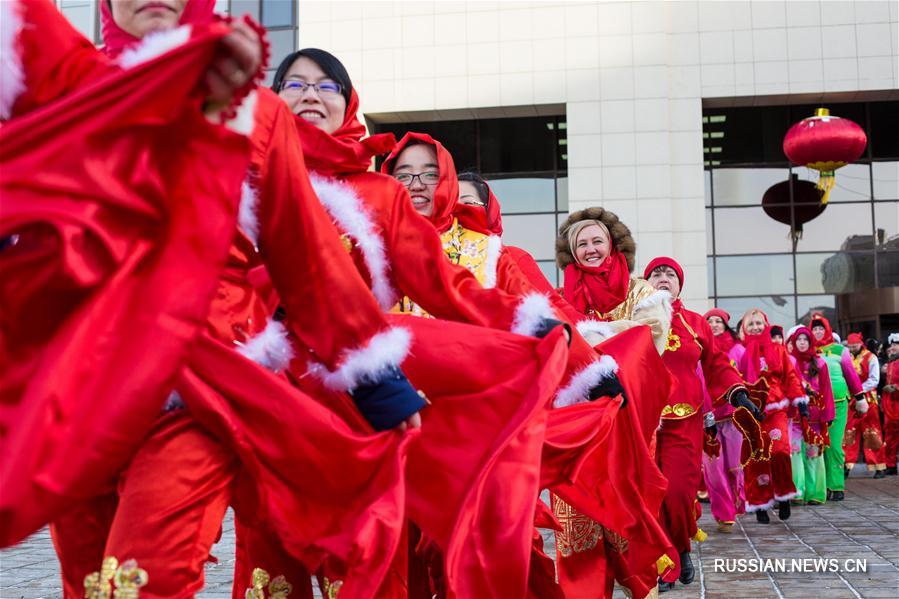В честь китайского праздника Весны в Москве исполнили танец янгэ