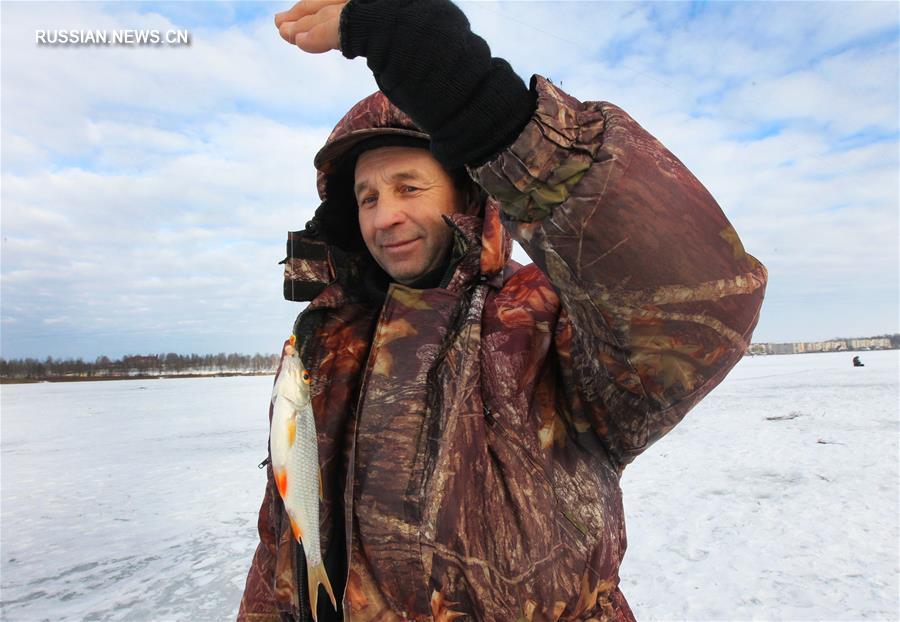 Зимняя рыбалка на озере в Смолевичах