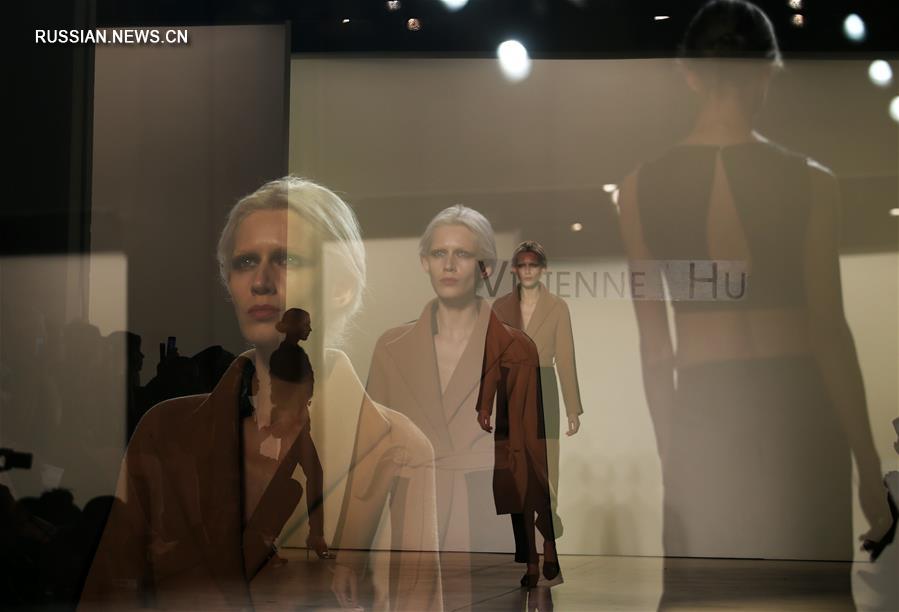 Показ коллекции дизайнера Ху Юаньюань на Нью-Йоркской неделе высокой моды 