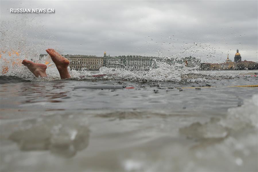 В Петербурге прошли соревнования по зимнему плаванию