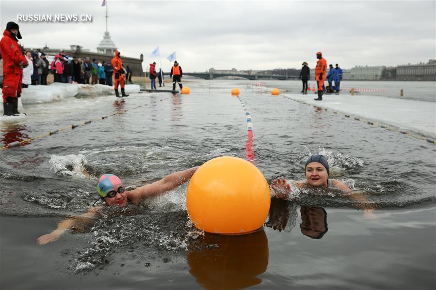В Петербурге прошли соревнования по зимнему плаванию