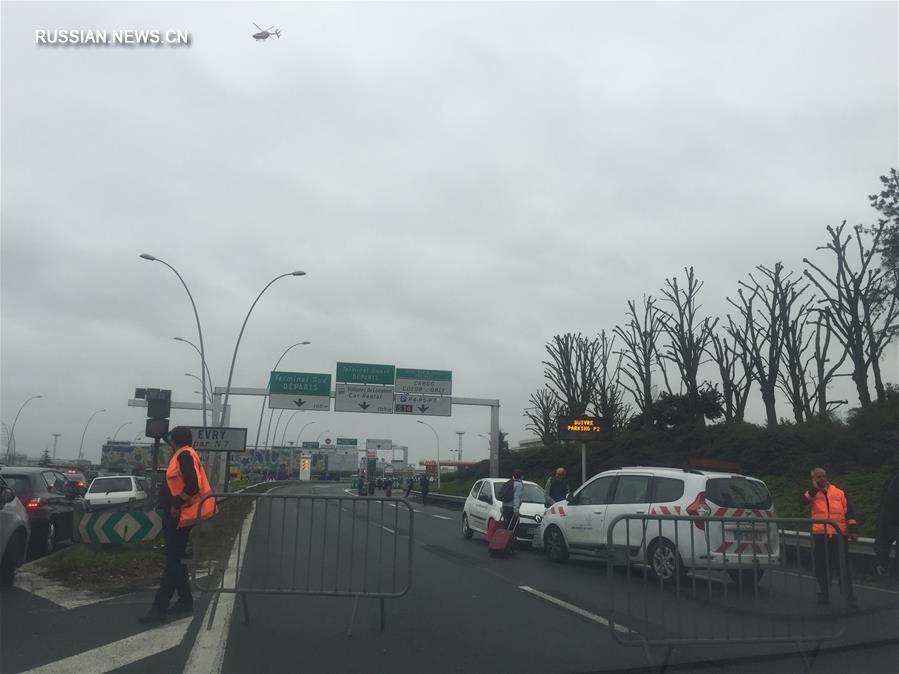 В парижском аэропорту Орли был застрелен мужчина, пытавшийся отнять оружие у военнослужащего