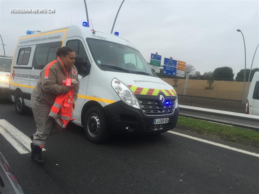 В парижском аэропорту Орли был застрелен мужчина, пытавшийся отнять оружие у военнослужащего