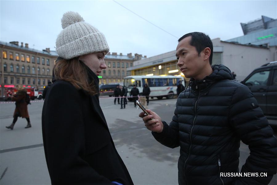 Жители Санкт-Петербурга скорбят по погибшим при взрыве в метро