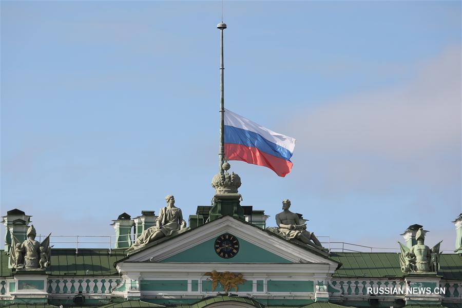Из-за траура на зданиях в Петербурге приспущены флаги