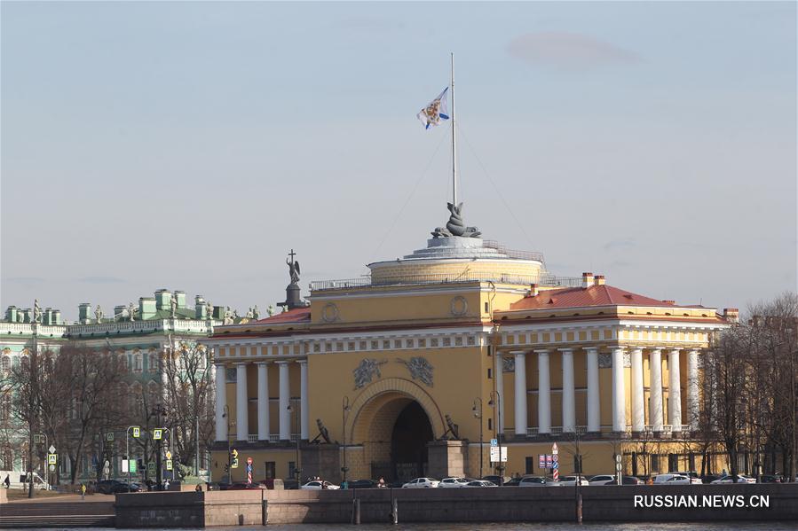 Из-за траура на зданиях в Петербурге приспущены флаги