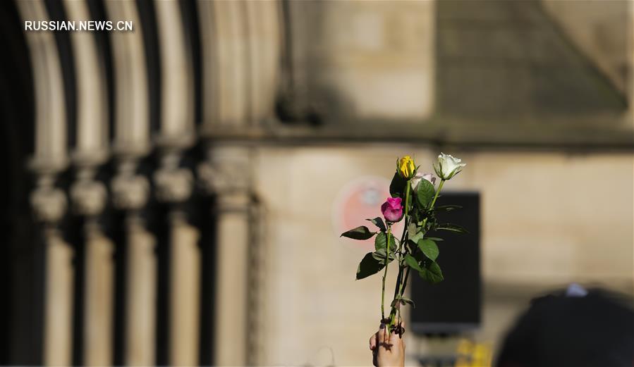 В Манчестере почтили память жертв теракта
