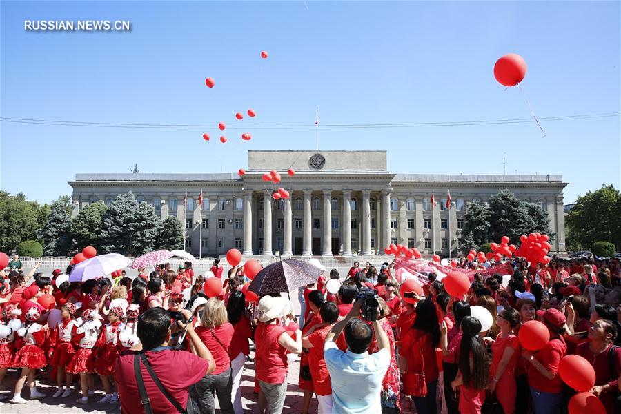 В Бишкеке прошла акция "Красное платье"