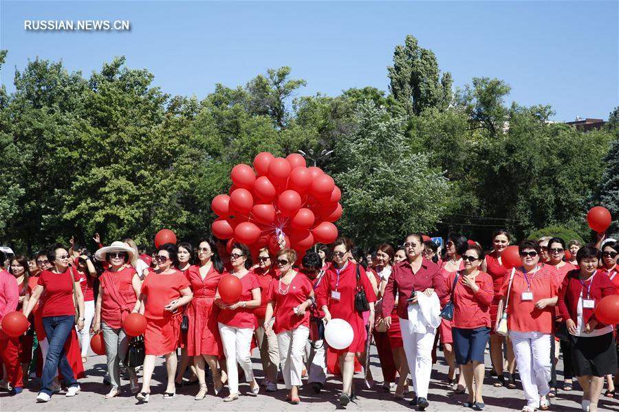 В Бишкеке прошла акция "Красное платье"