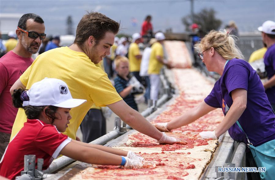 В американском штате Калифорния приготовили самую длинную пиццу в мире