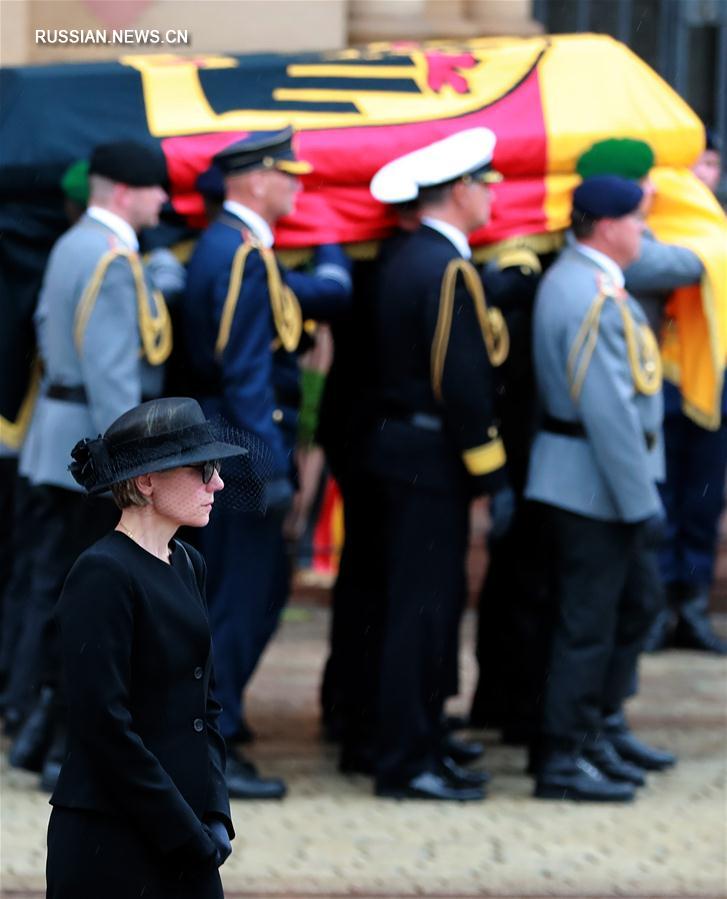 В немецком Шпайере прошла панихида по бывшему канцлеру ФРГ Гельмуту Колю