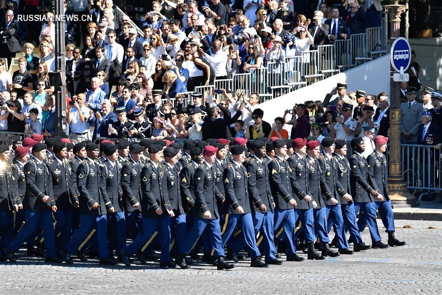 В Париже состоялся военный парад по случаю Национального праздника Франции