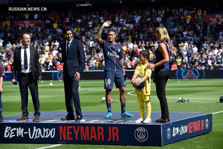 Футбол -- Чемпионат Франции: новобранец "ПСЖ" Неймар встретился с фанатами на стадионе "Парк де Пренс"