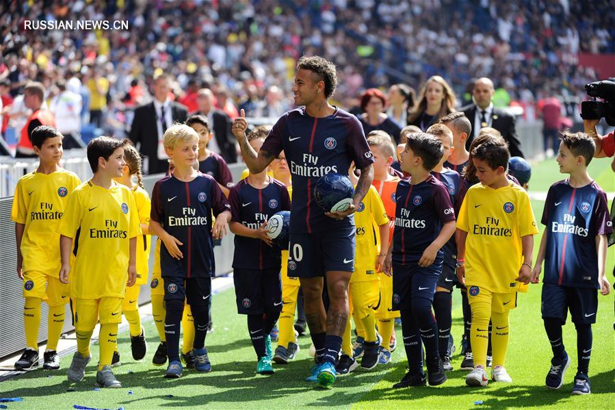 Футбол -- Чемпионат Франции: новобранец "ПСЖ" Неймар встретился с фанатами на стадионе "Парк де Пренс"