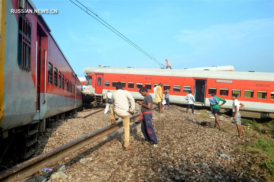 Около 50 человек пострадали в результате схода с рельсов поезда в Индии