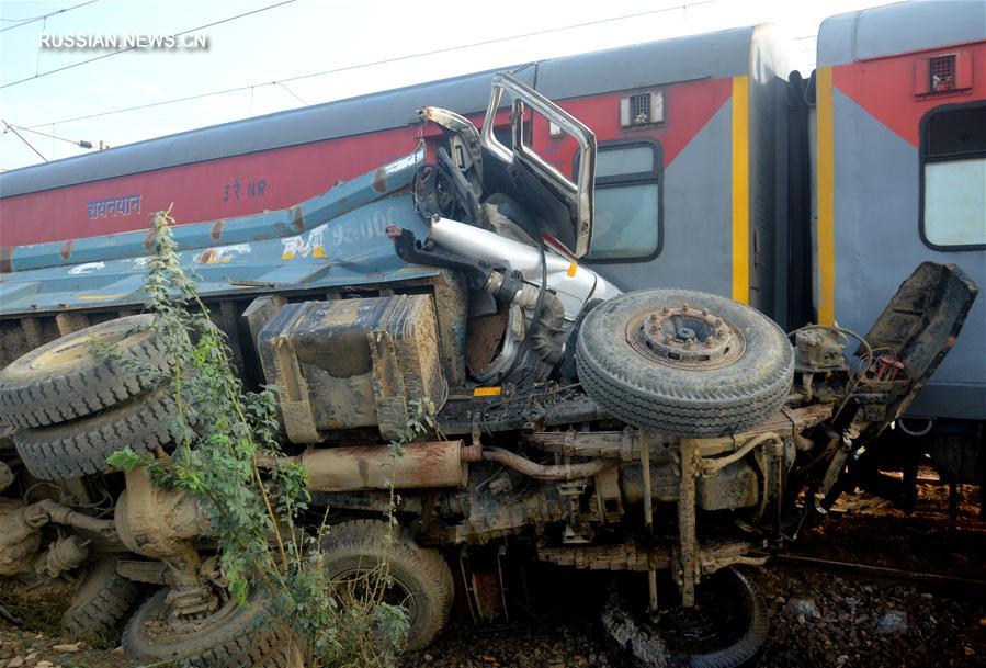 Около 50 человек пострадали в результате схода с рельсов поезда в Индии