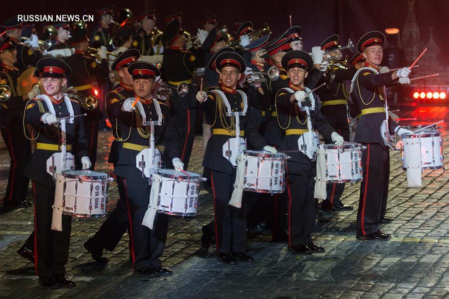 Первый день 10-го Международного военно-музыкального фестиваля "Спасская башня" в Москве