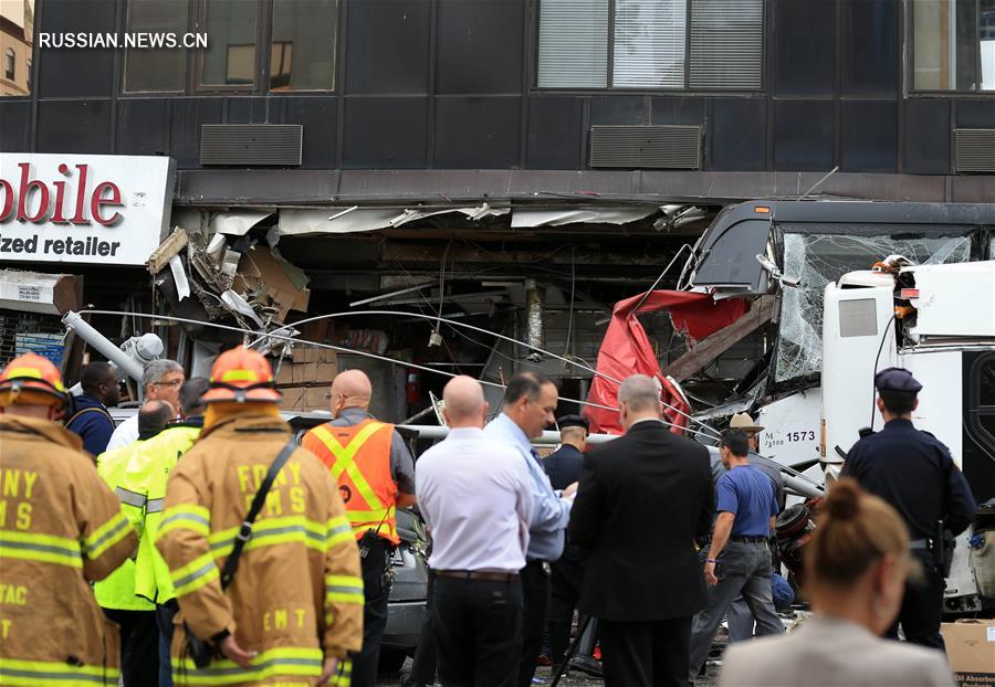 Три человека погибли в результате столкновения автобусов в Нью-Йорке 